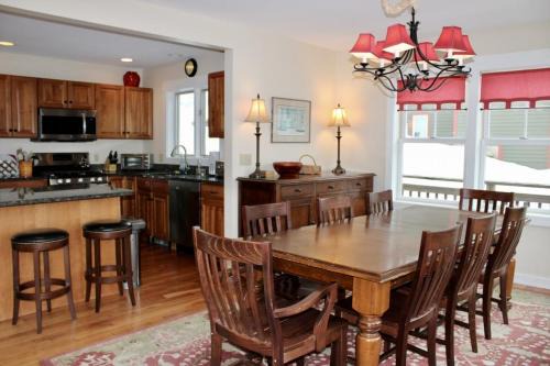 Topridge Townhome 3BR, 4BA with Hot Tub, Ski On Ski Off, Mountain Views and Sports Center