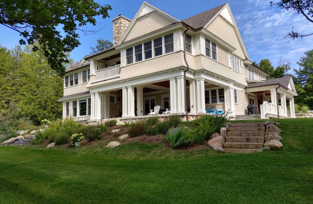 TORCH LAKE EXECUTIVE LODGE