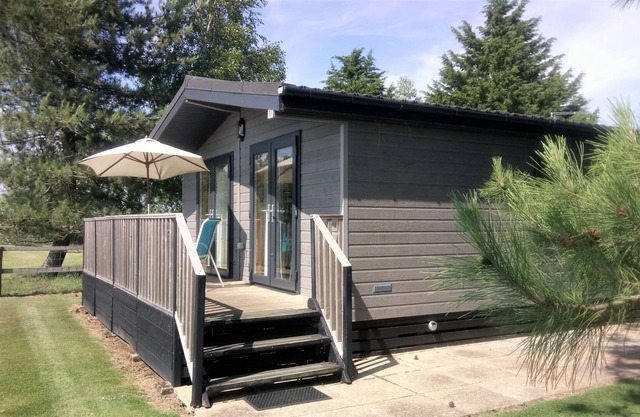 Tore Petty Lodge - Romantic luxury lodge with spa bath and private sauna - Rural Kent