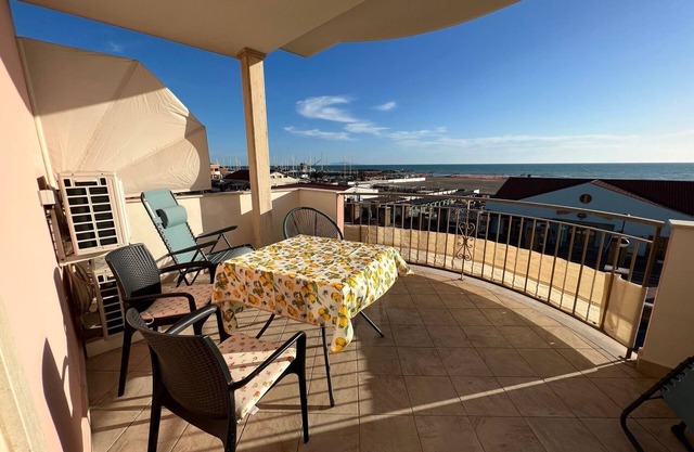 Toskana - Große Ferienwohnung direkt am Meer mit großzügiger Balkonterrasse
