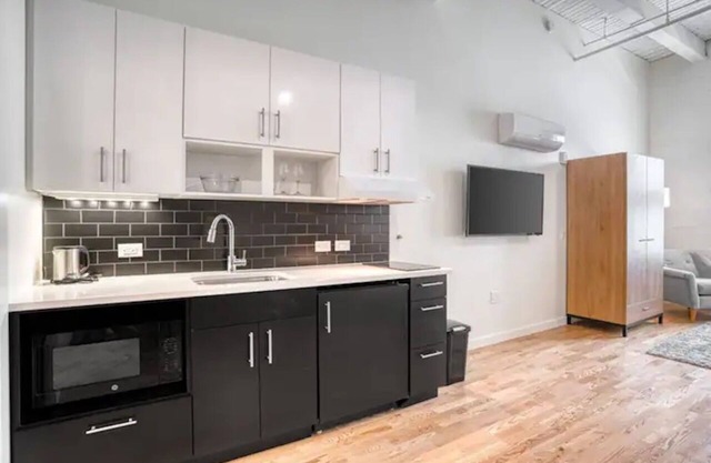 Totally Private Cozy studio in awesome Hartford with WiFi, AC