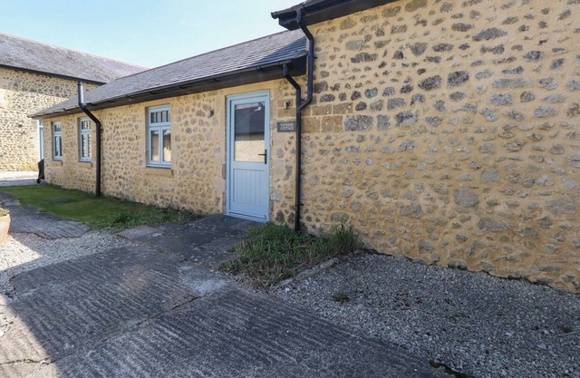 TOTHERY, pet friendly, character holiday cottage in Beaminster