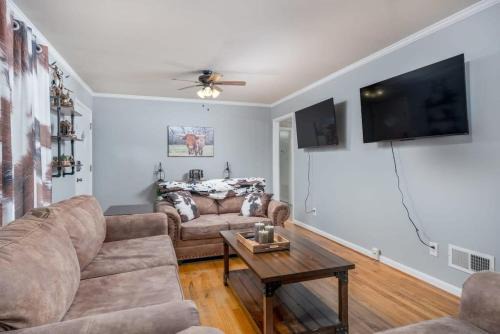 Touchdown Townhouse: Your Home near Stadium