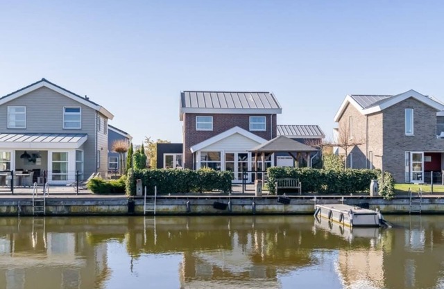 Robust und industriell, mit viel Platz um dem Haus, zum verstauen von Angel- oder Fahrradausrüstunge