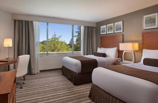 Tour Around Oregon! Pool, Parking, Close to Tryon Creek State Natural Area