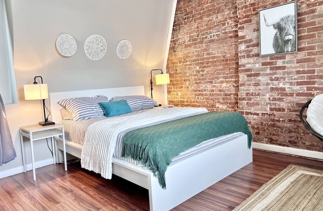 Tower Grove 3rd Floor Studio - 4mi to SLU & Barnes - Shared Laundry Pet Friendly