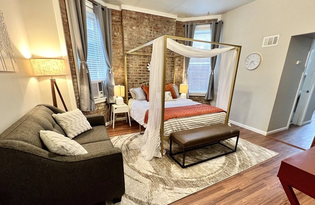 Tower Grove Studio 4 Miles Downtown with Fenced Yard Washer/Dryer Pet Friendly
