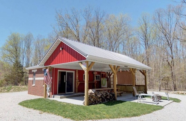 Tower Ridge Camp. Eine Hütte im Wald Hoosier National und in der Nähe von Lake Monroe.