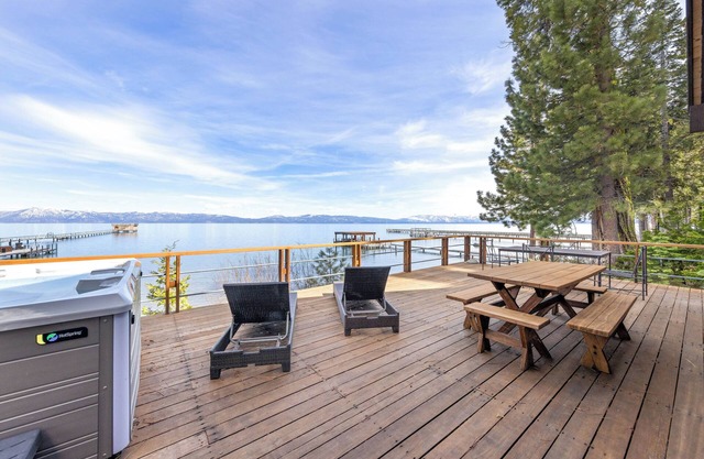 Towering Pines By Tahoe Getaways - LAKE FRONT - Private Hot tub and Buoy