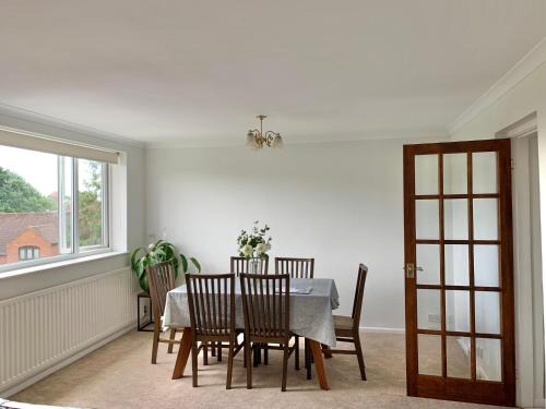 Town Centre, top floor 2 bed apartment with parking