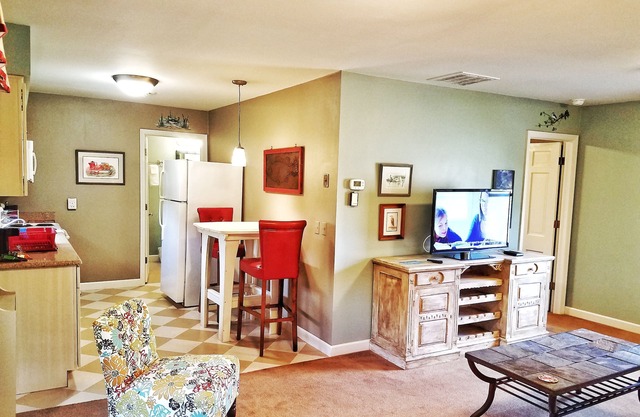 Town View King Apartment with Private Beach - Walk to shops and restaurants