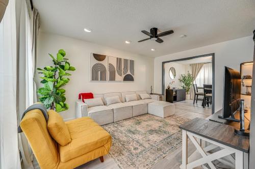 Townhome 1 Mi to Colt Park and Industrial District!