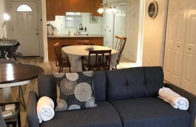 Townhome 2 bed, 2 bath, fenced backyard & garage