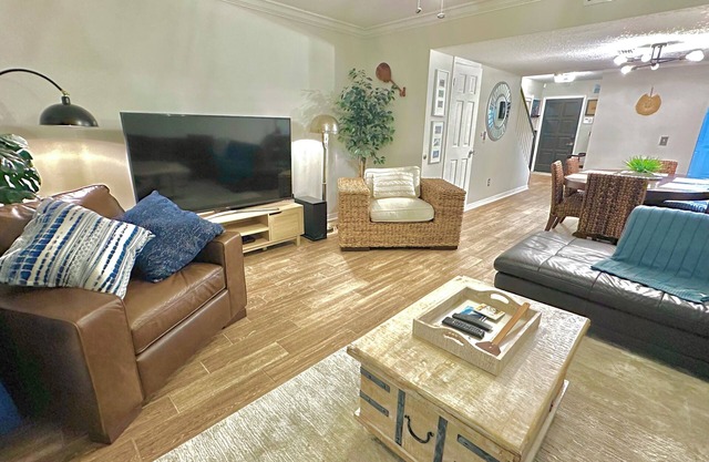Townhome Gem w/Balcony-College Park, WP, Downtown, Lake Eola, Universal,Disney