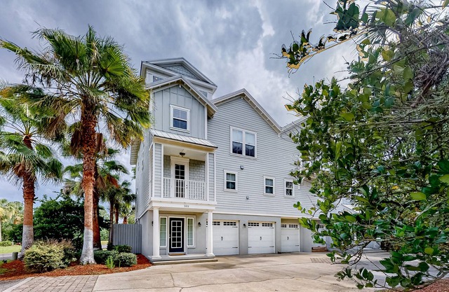 Townhome near river with central AC, washer/dryer, & 2 balconies - dogs welcome