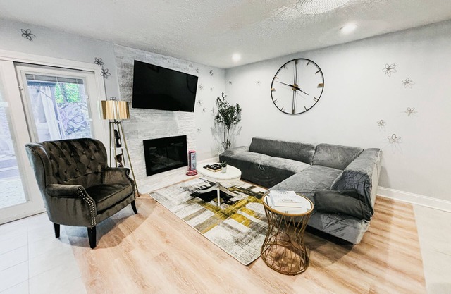 Townhome Oasis, Townhome Oasis: Main Station Stay