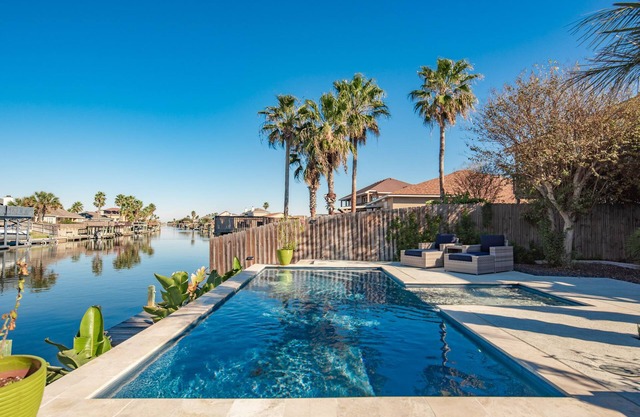 Townhome on the water, green light fishing, pool, arcade machines