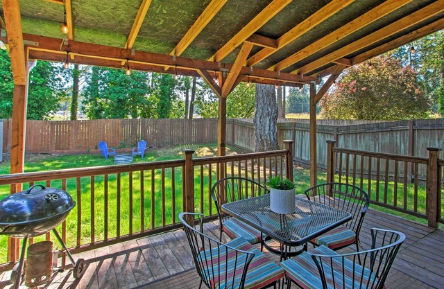 NEW! Townhome w/ Yard: 3 Mi to Camp Murray & JBLM