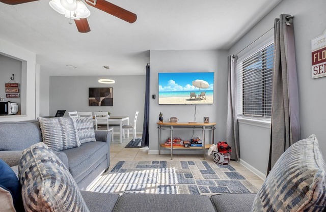 Townhome with 2 bedrooms and 2.5 bathrooms. Walking distance to FSU/DOAK.