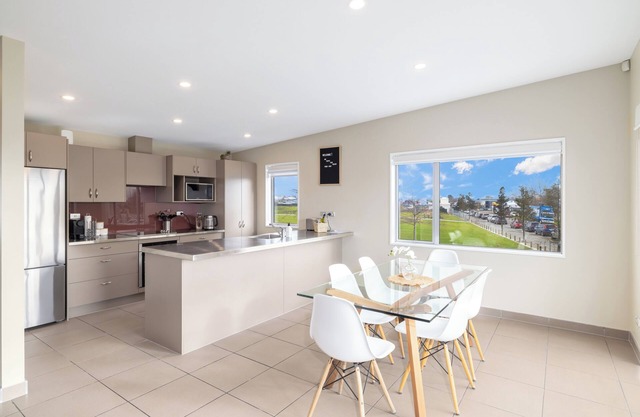 Townhouse close to CBD. Double internal access garage. Full kitchen and dining.