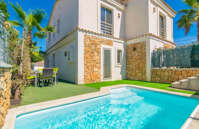 Reihenhaus mit privatem Pool