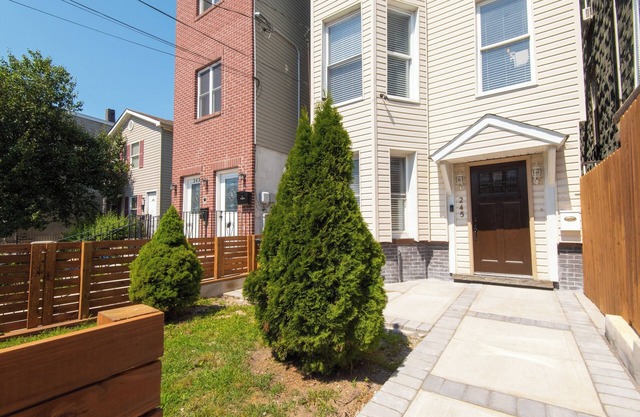 Townhouse in Jersey City, New Jersey. 30 Mins to NYC.