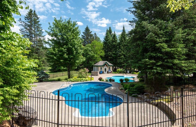 Townhouse on the Golf w/ Pool Access -Aiglon 1717