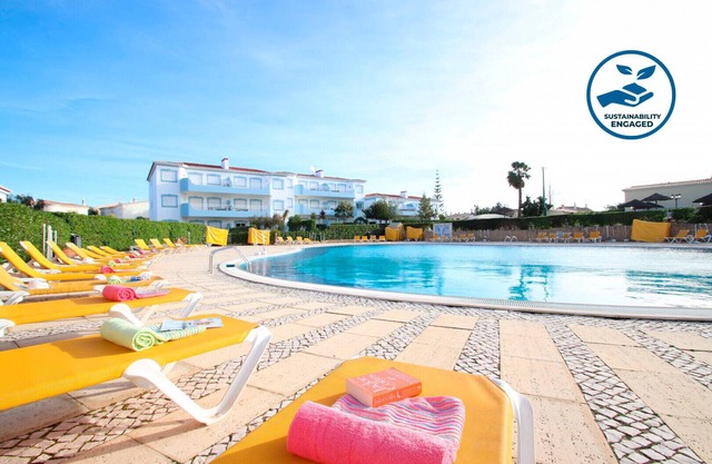 TOWNHOUSE W/ FREE WI-FI, A/C, IN COMPLEX W/ LARGE POOL & OTHER AMAZING AMENITIES