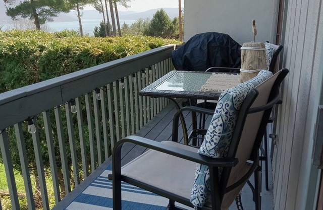 Townhouse with Lake views/access, 10 min to ski Bristol Mountain