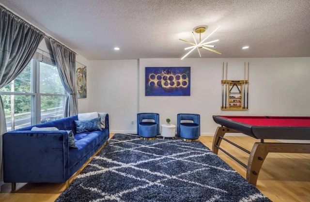 Townhouse with Pool Table - Renovated w/ King Bed