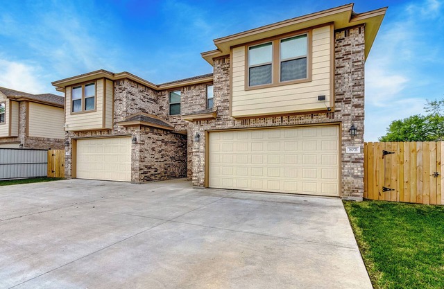 Townhouse Yard Sleeps 6 Close to Med Center & Downtown
