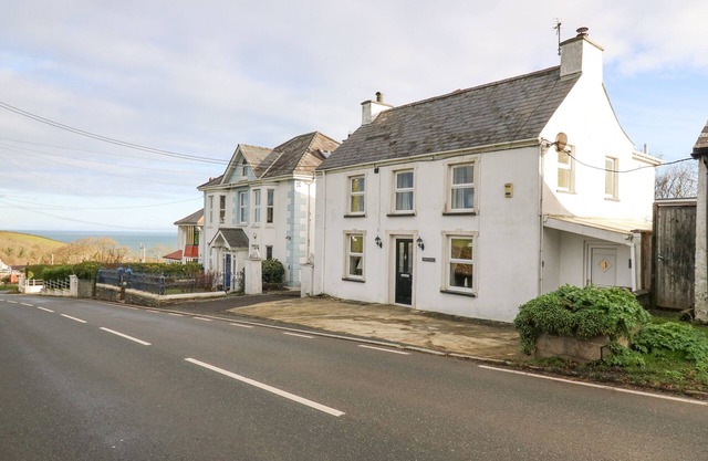 TOWYN HALL, pet friendly, country holiday cottage in New Quay