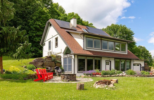 Toymaker Farm: Bright Oasis Private Saugerties Farmhouse with Fishing Pond