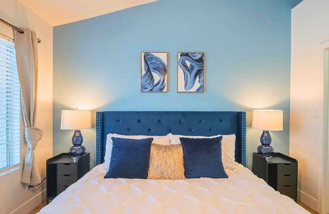 King Bed※Walk to TPC⟫ 2 Pools⟫ 2 Hot Tubs⁂Parking