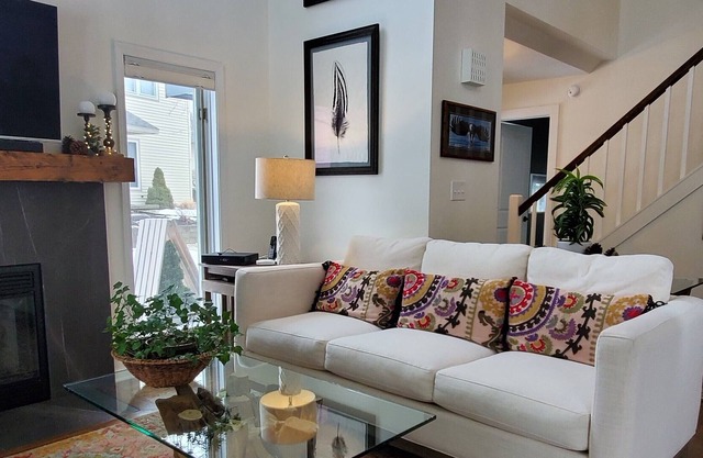 4 Schlafzimmer Reihenhaus in der Nähe von Saratoga Race Track und Saratoga Lake. Gemeinschaftspool
