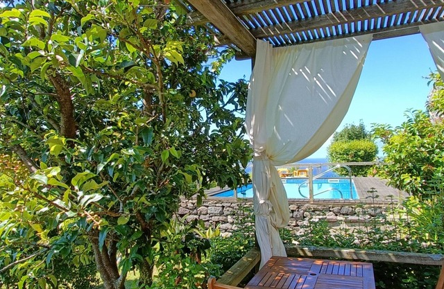 Schönes, ländliches Haus mit einem schönen Garten, Pool und einem atemberaubenden Blick auf die Landschaft