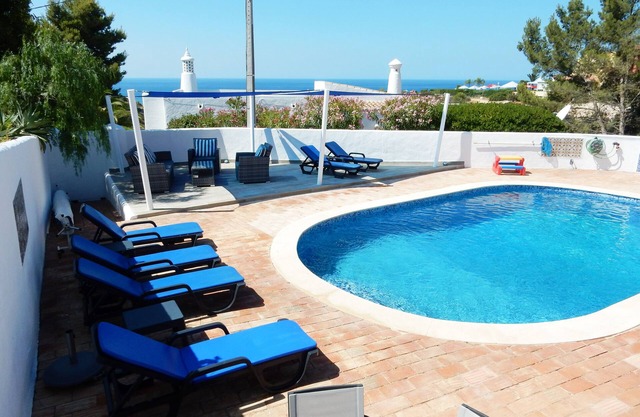 Traditionelle 4-Zimmer-Villa mit privatem Pool und herrlichem Meerblick