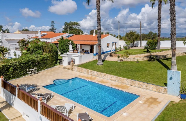 Traditional Algarve home with private pool, air conditioning near Praia Marinha