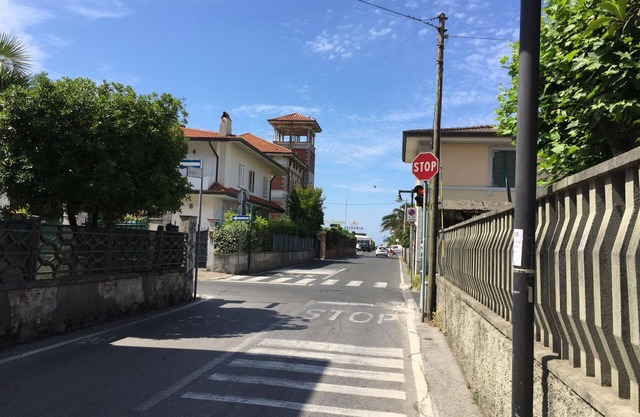 Traditional apartment, 100m from the beach and right in the centre of Marina di Massa. First floor w