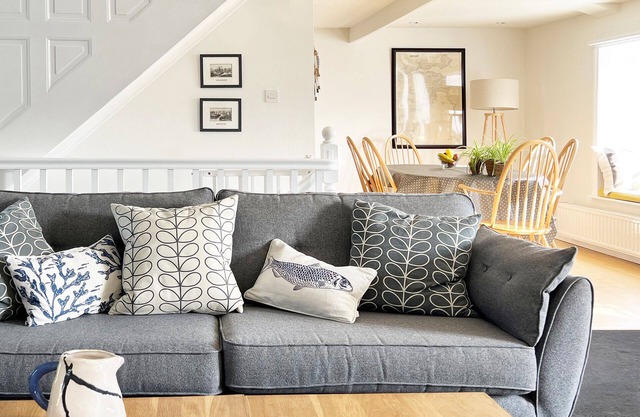200 year old Cornish Cottage on Harbour, garden, parking, next to beach & pubs