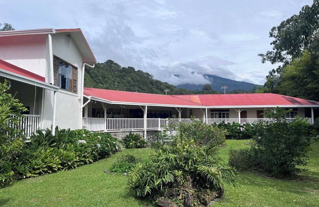 Traditionelles Haus mit Gärten nach Caldera Fluss nahe der Stadt