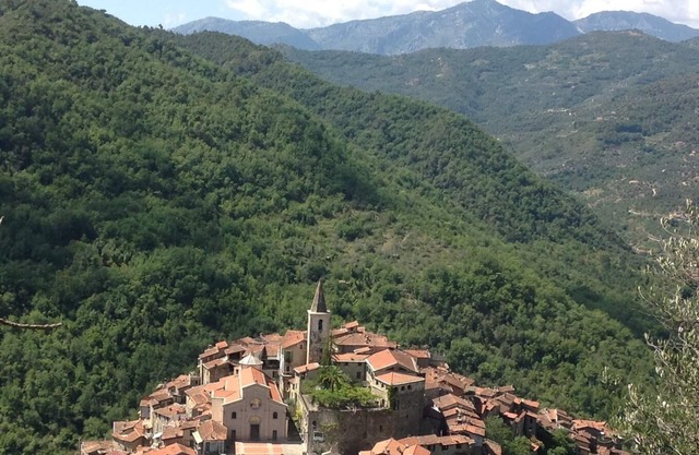 traditionelles Haus in schöner APRICALE, Ligurien, erleben Sie das echte Italien!