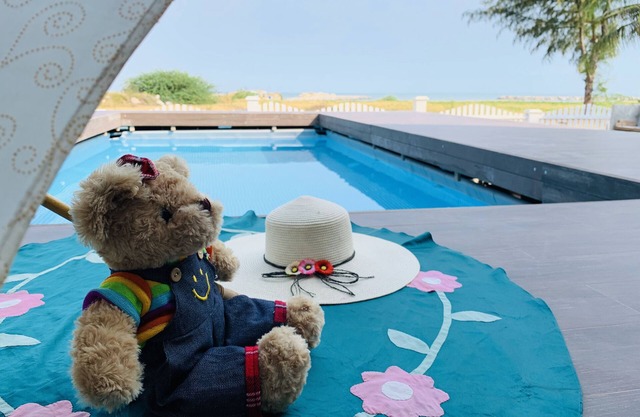 Traditionelles nordthailändisches Strandhaus mit Pool