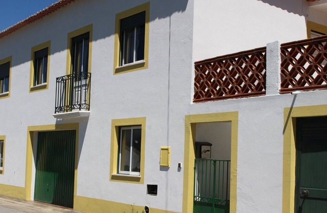 Traditionelles portugiesisches Haus inmitten bewaldeter Hügel