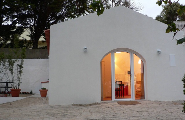 Traditionelles Haus umgeben von einem großen Garten in der Nähe des Strandes, Sintra & Cascais