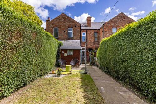Traditional Quiet Townhouse with Two Bedrooms and Private Garden Great for Airport Crew and Professionals