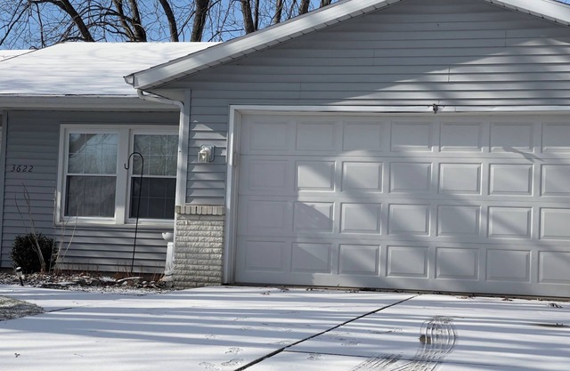 Traditional Ranch house, SW Fort Wayne 3 Bed, 2 Full Bath, Sleeps 7+