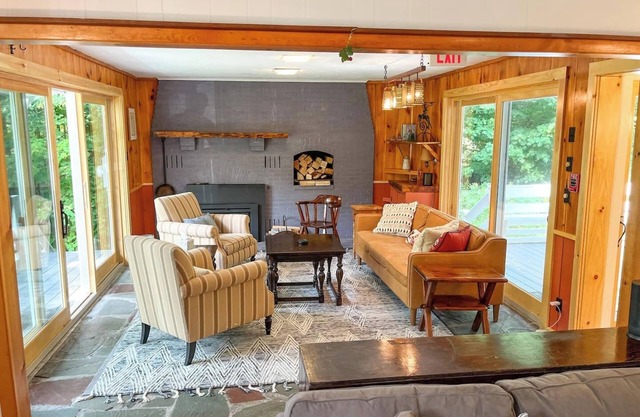 Traditional Vermont Ski Lodge minutes from Mad River Glen and Sugarbush