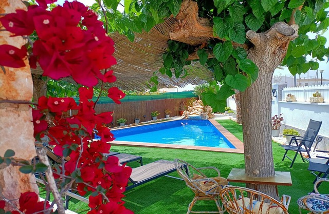 Villa befindet sich 500 m vom Strand mit privatem Pool und großem eingezäunten Garten