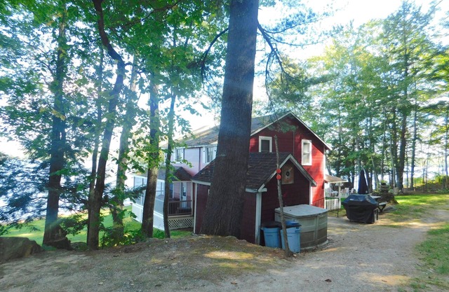 Traditional Waterfront Maine Cottage on Long Lake with great swimming.